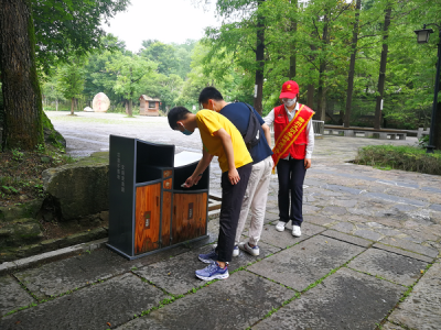 北京三亚岛旅游区特勤队副队长刘佳楠规劝游客文明出行